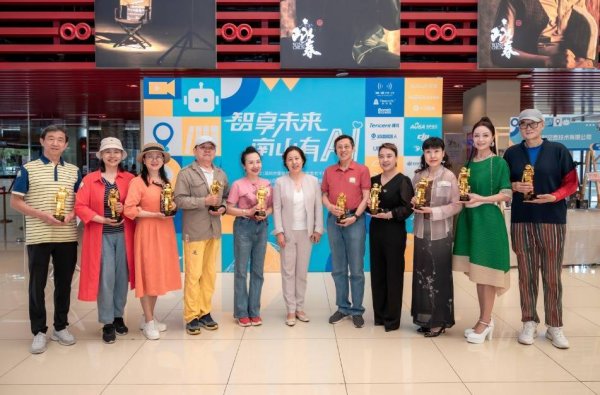 “银发族” 玩转 AI！南山乐龄市集解锁智慧养老新体验